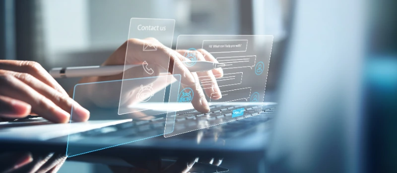 personne tapant sur ordinateur fenêtre transparente sortent futuriste