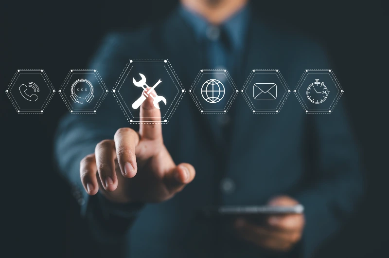 homme cliquant sur icône transparente outils web