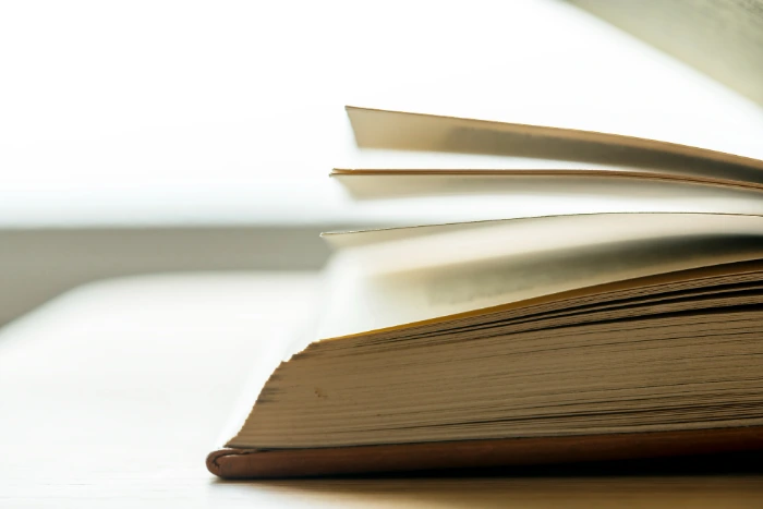 livre semi ouvert pages