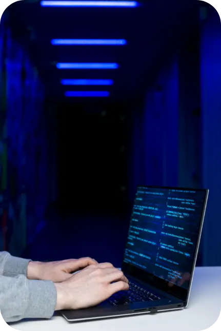 personne tapant sur un pc portable